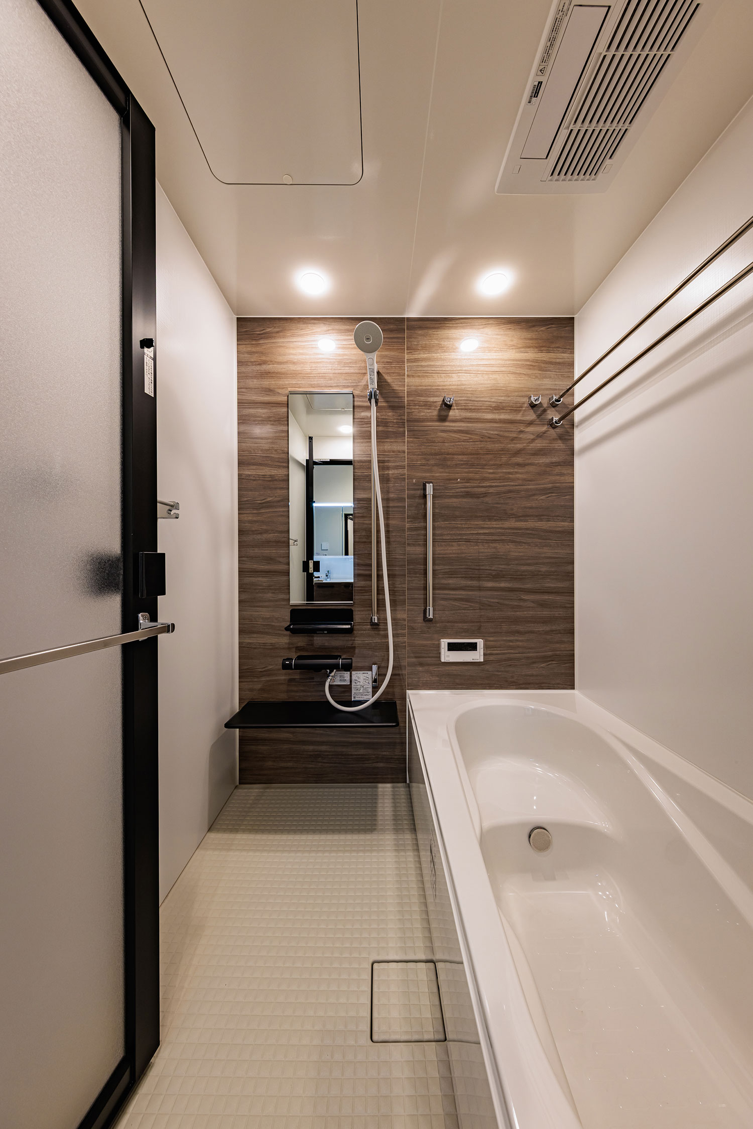 T-3／エコベンチ浴槽は半身浴などのリラックスタイムや、小さなお子さんとの入浴時などにも便利です。