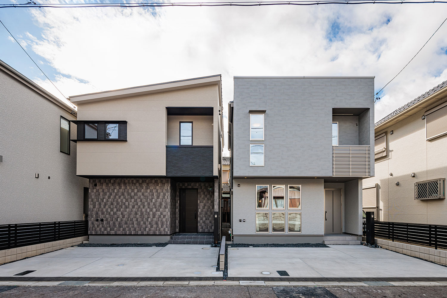 T-2、T-1／リアルな意匠の外壁をワンポイントに、淡いトーンでまとめた落ち着きのある外観。3台駐車可能。