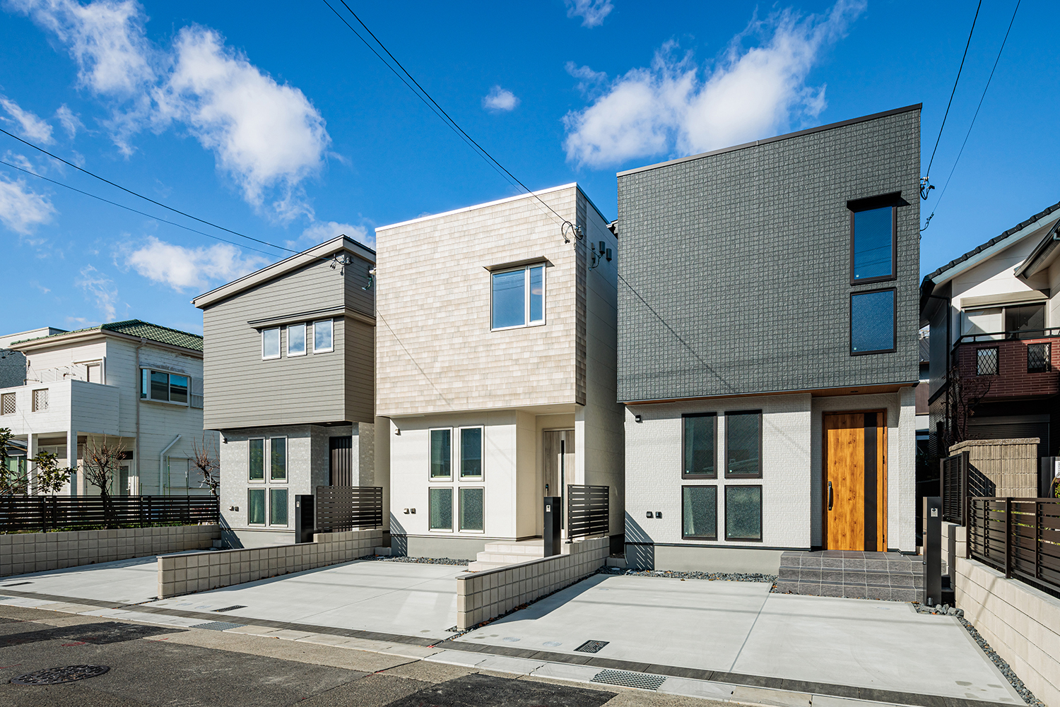 T-1（ご成約済）、T-2、T-3（販売中）／都市に映える、洗練されたスタイリッシュな外観デザイン。
