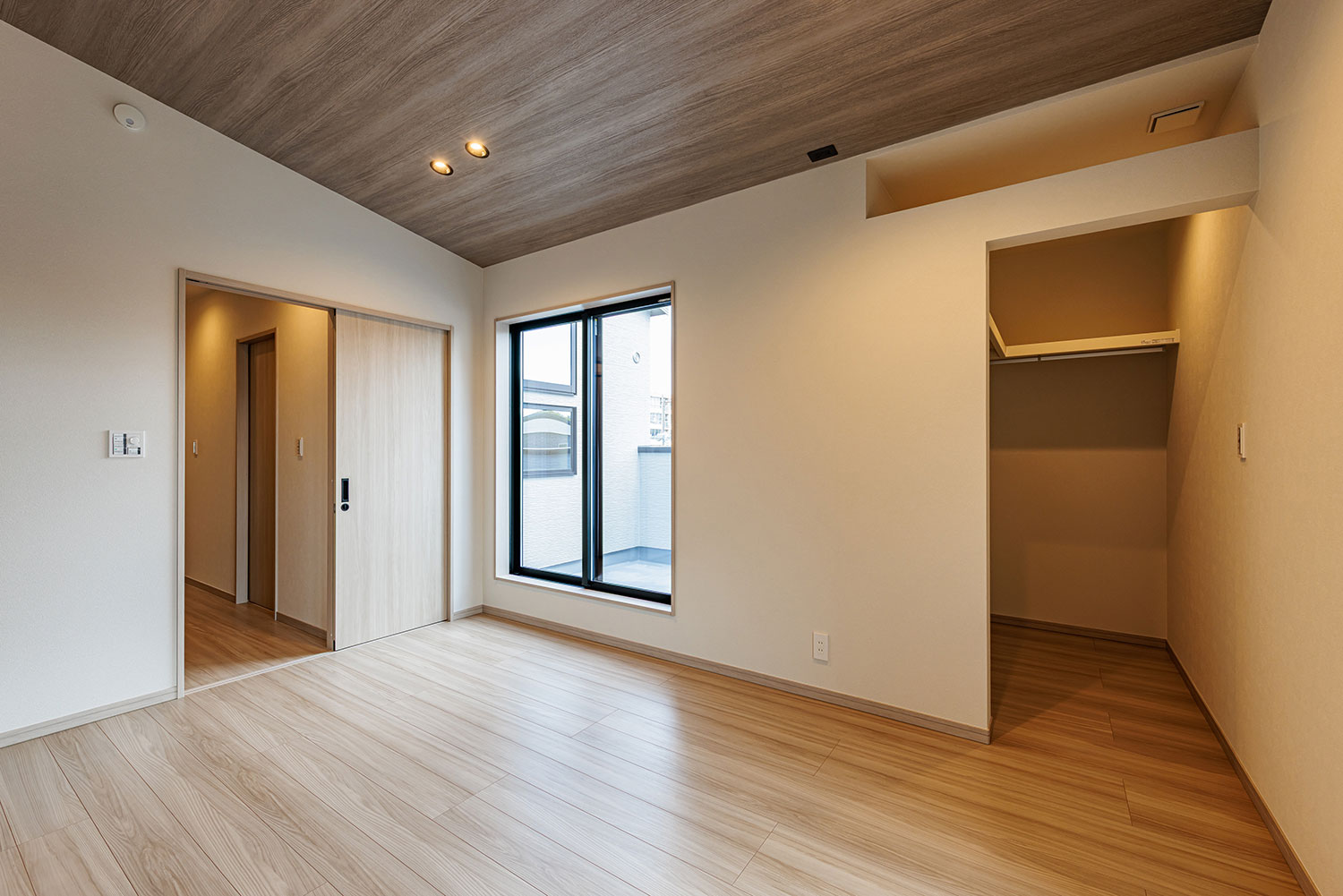 T-3／ダブルベッドを置いても空間にゆとりのある主寝室。上質で洗練された雰囲気の、明るく爽やかな空間。