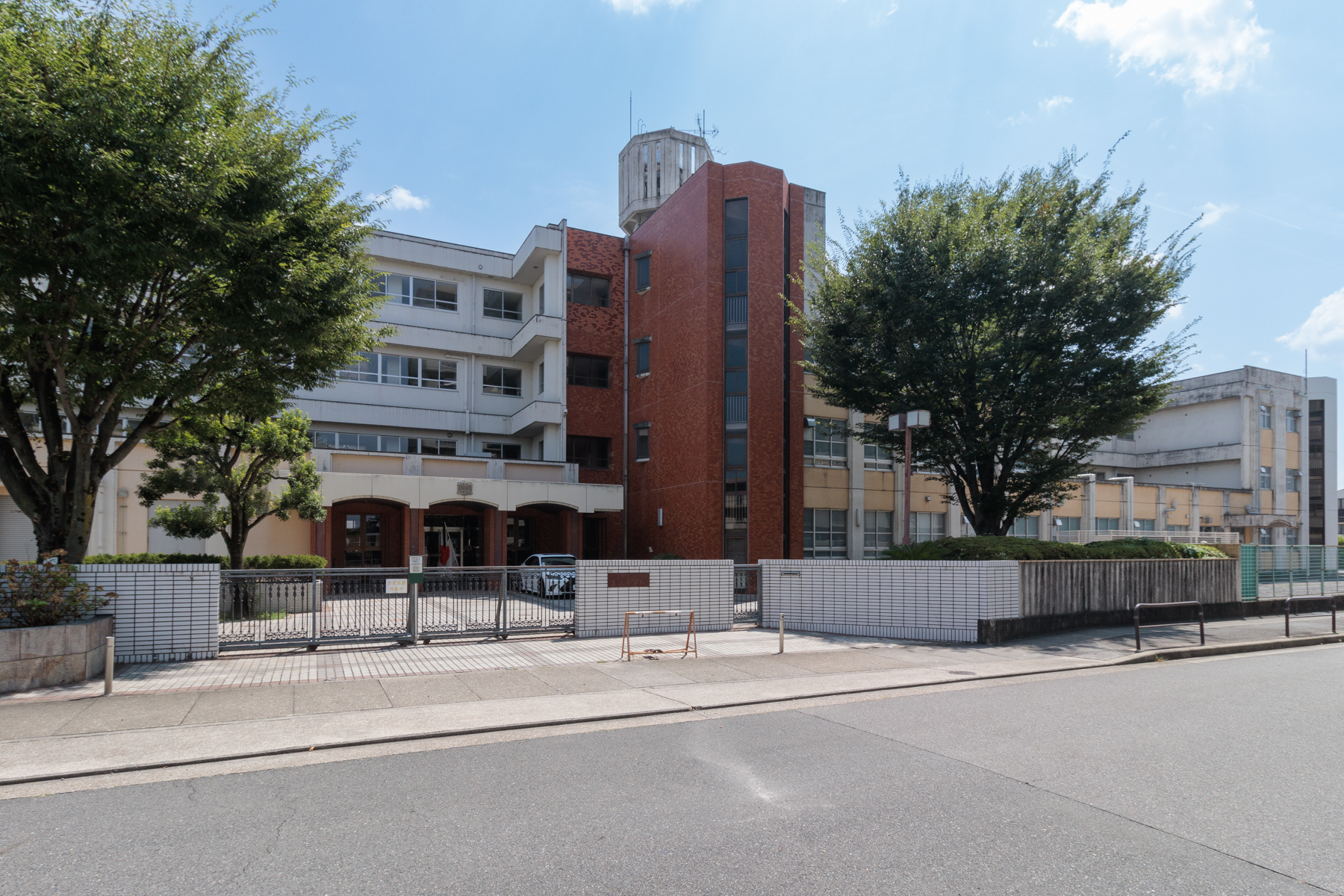 香流中学校　徒歩約16分