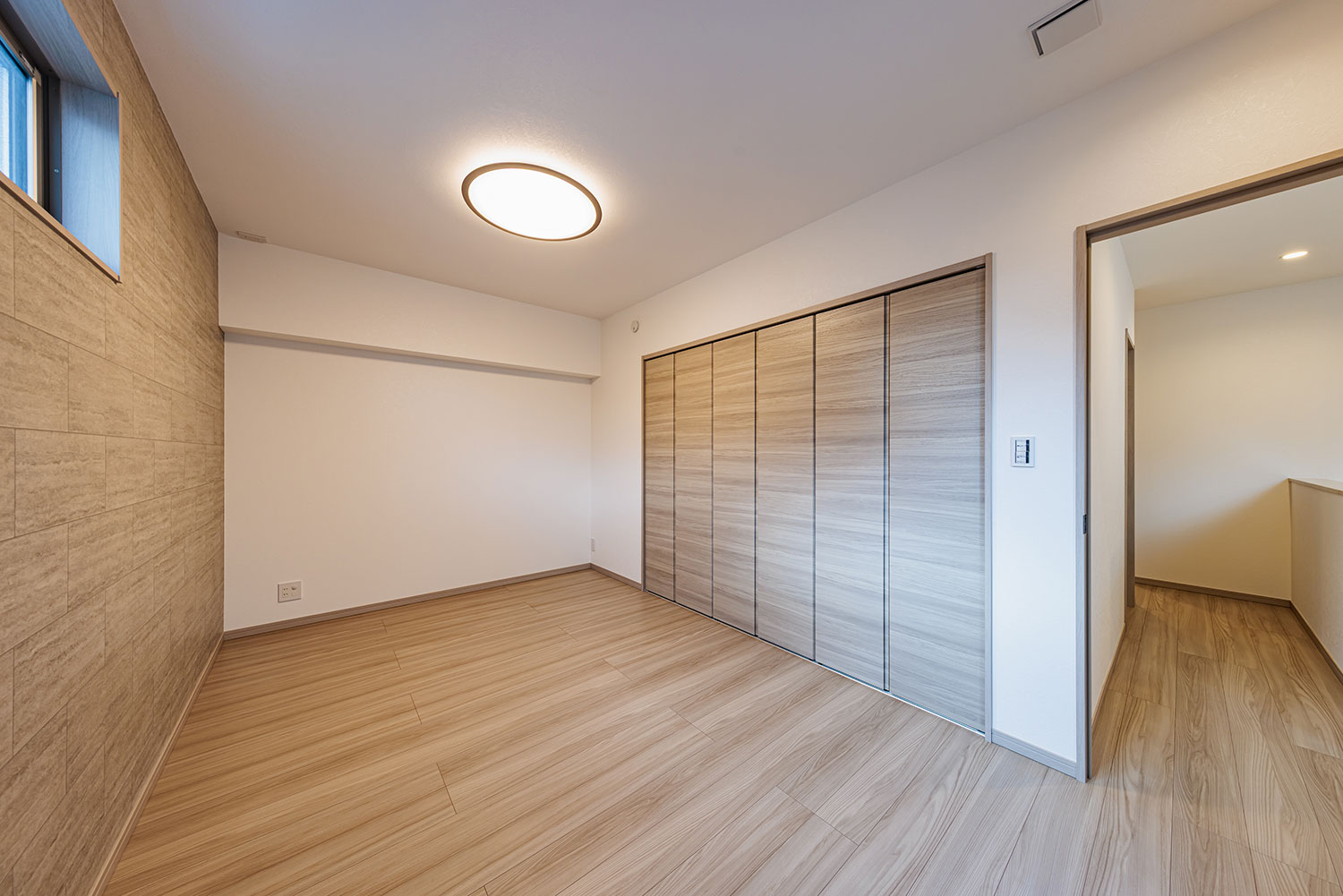 T-1／壁面いっぱいに大型クローゼットを設置した広々主寝室。フローリングはLDKと同じグレージュで優しい印象に。