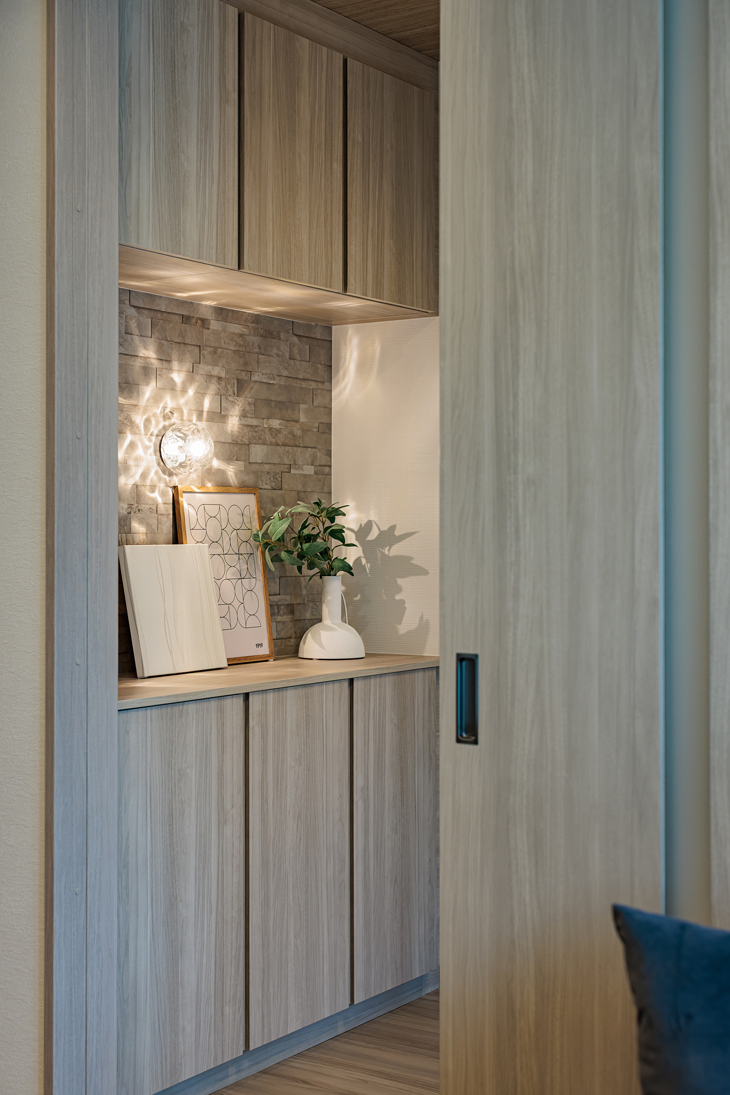 T-2／玄関のアクセントウォールに設えた飾り棚。花やアートを飾って、我が家らしいおもてなしの空間を演出できます。