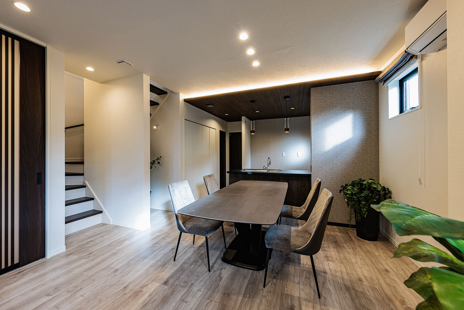 T-3／家族団らんのひと時を優しく包みこむ穏やかな空間。おしゃべりが止まらない、笑顔溢れるダイニングです。