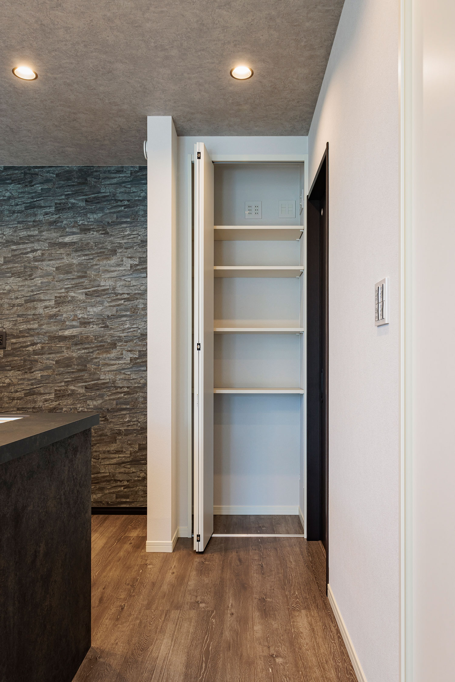 T-4/キッチン横に設けた大容量収納。可動棚付きで、食材や日用品をすっきり整理でき、パントリーとしても活躍。