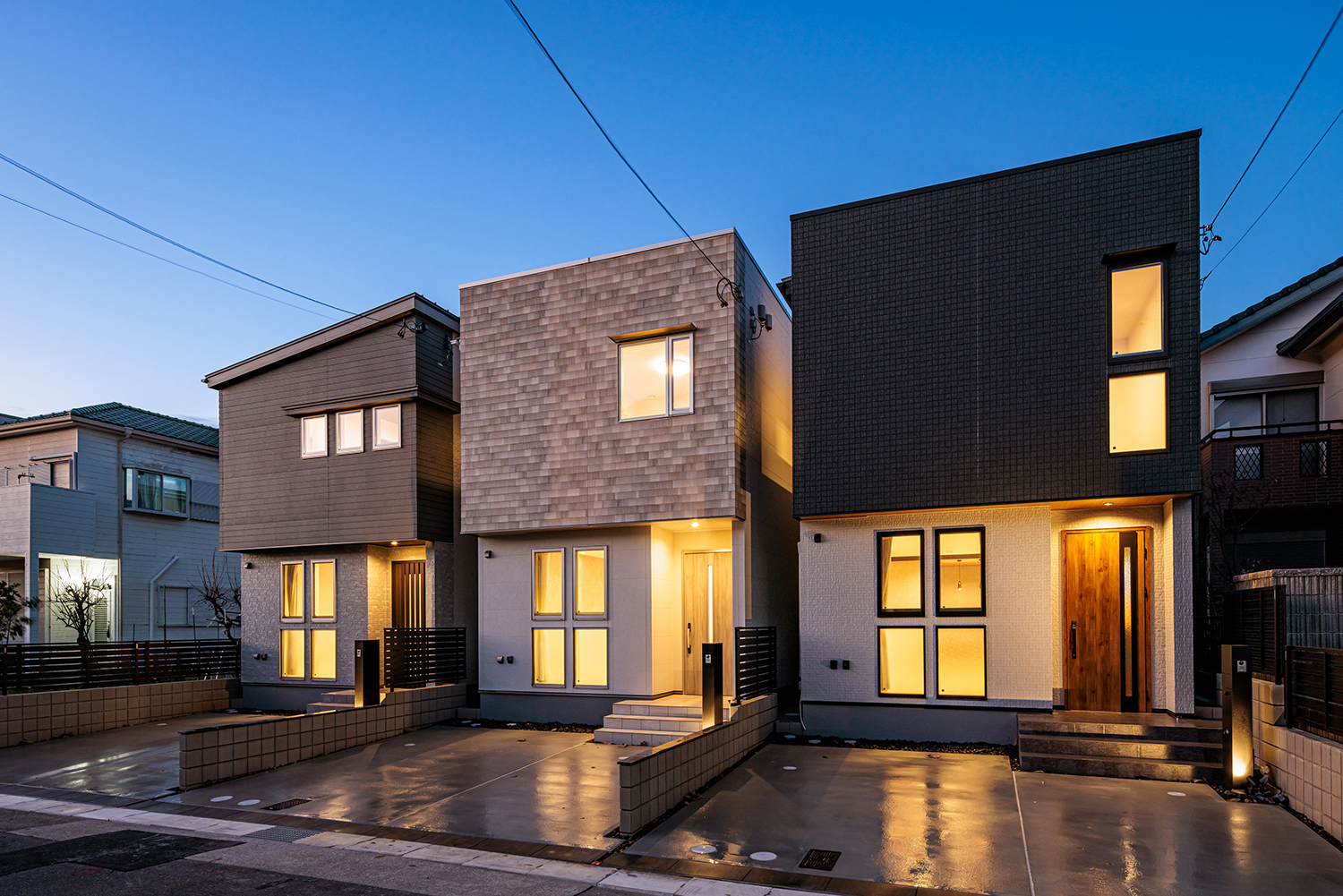 T-1（ご成約済）、T-2、T-3（販売中）／名古屋市内にありながら、駐車2台分確保！明るく開放的な南向き住宅。