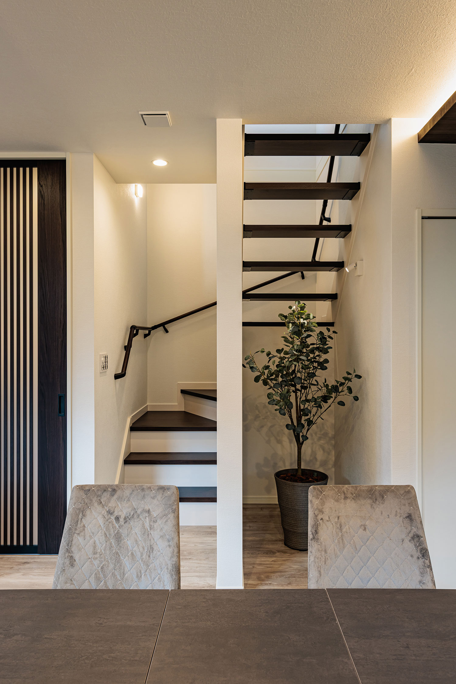 T-3／リビング階段はスリット仕様で、グリーンで彩ったり、ペットのお昼寝場所など色々な使い方でゆとりをプラス。