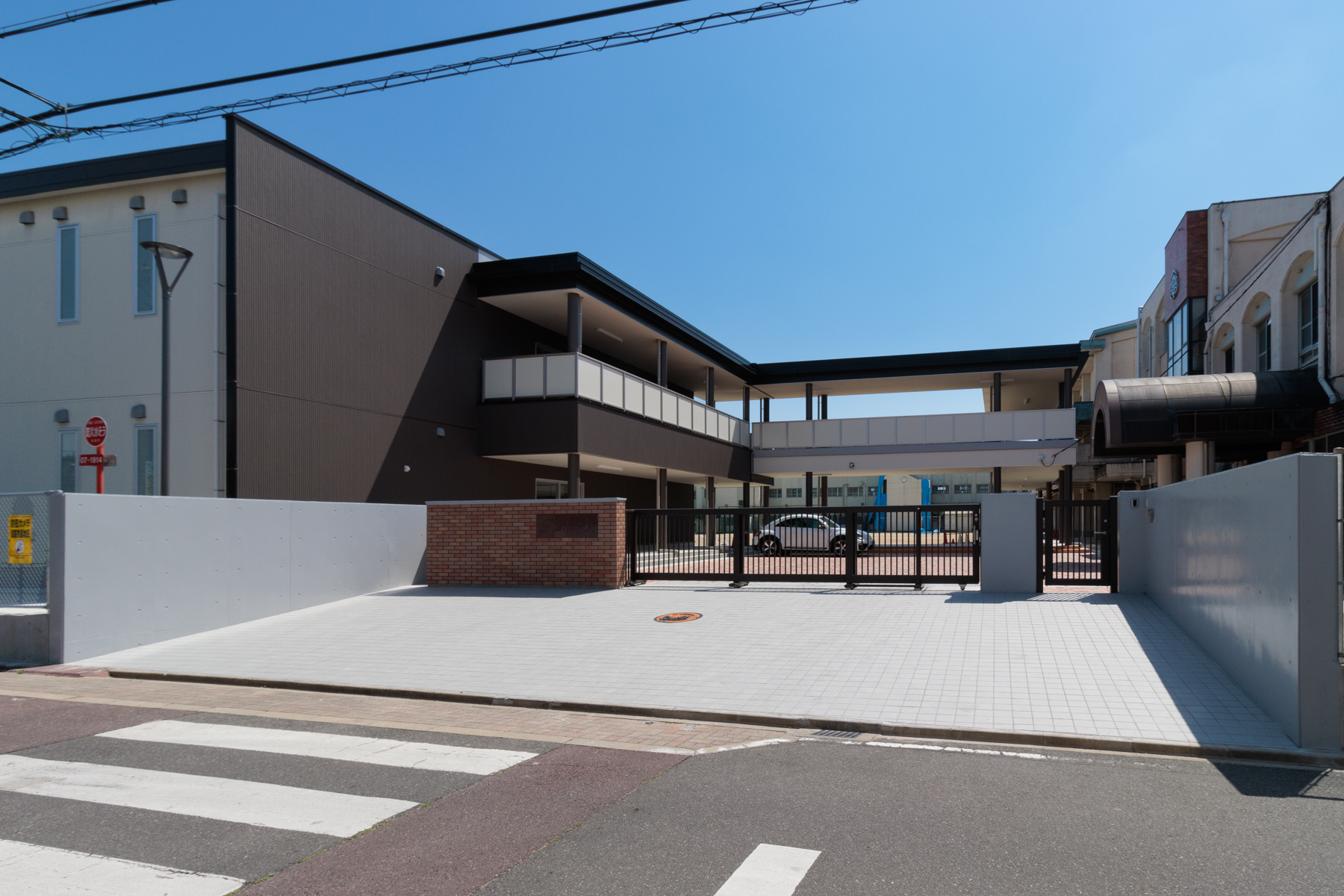 松栄小学校　徒歩約10分