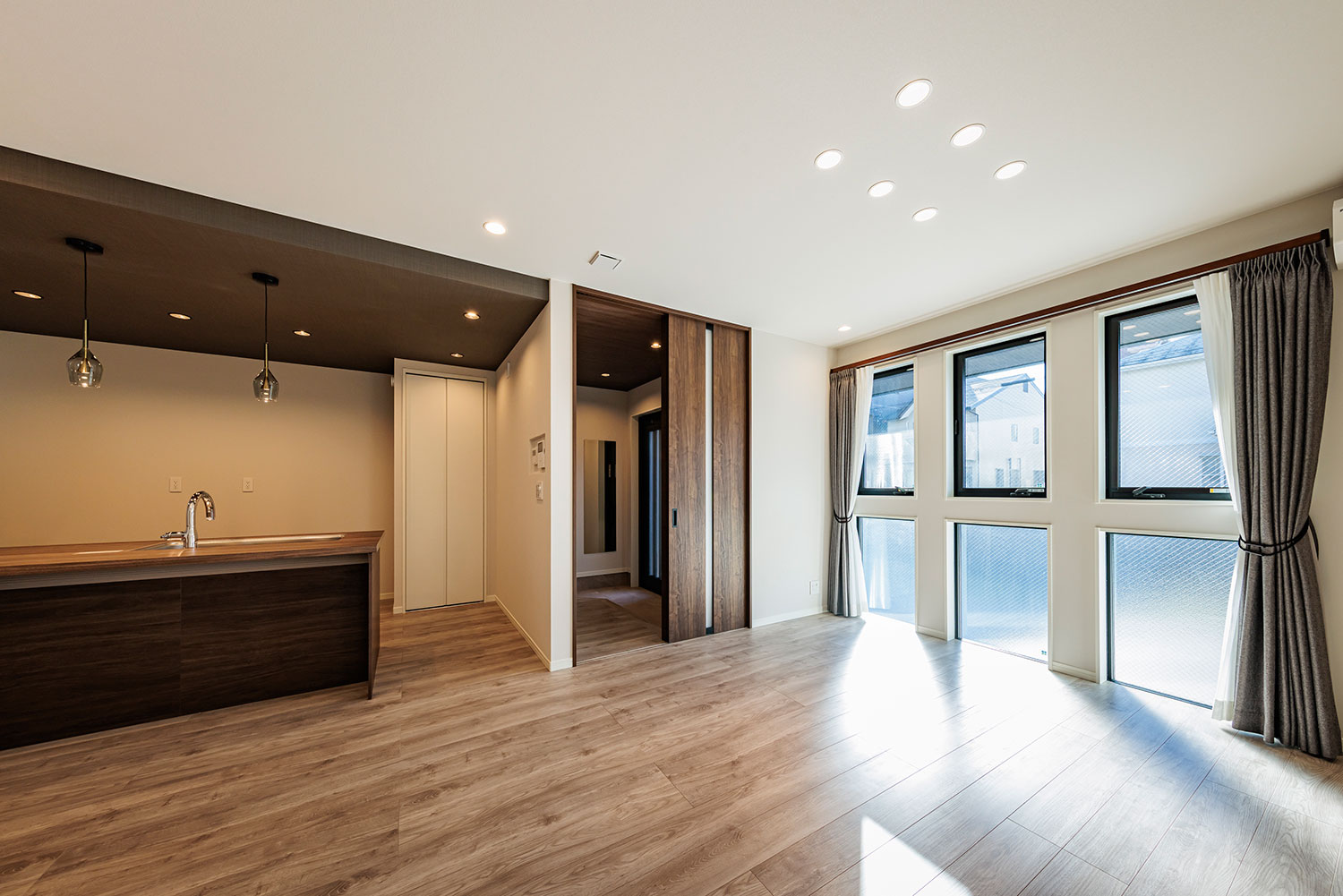 T-1/快適な暮らしに欠かせない魅力的なポイントを備えた、憩いと癒しに満ちた空間で家族のこれからを紡ぎます。