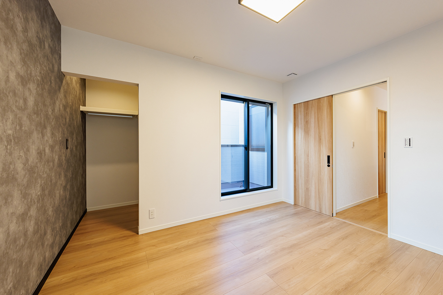 T-3／デザイン性の高いアクセントウォールの奥に、大容量WICを設置。美しさと収納力を両立させた、寛ぎの主寝室。