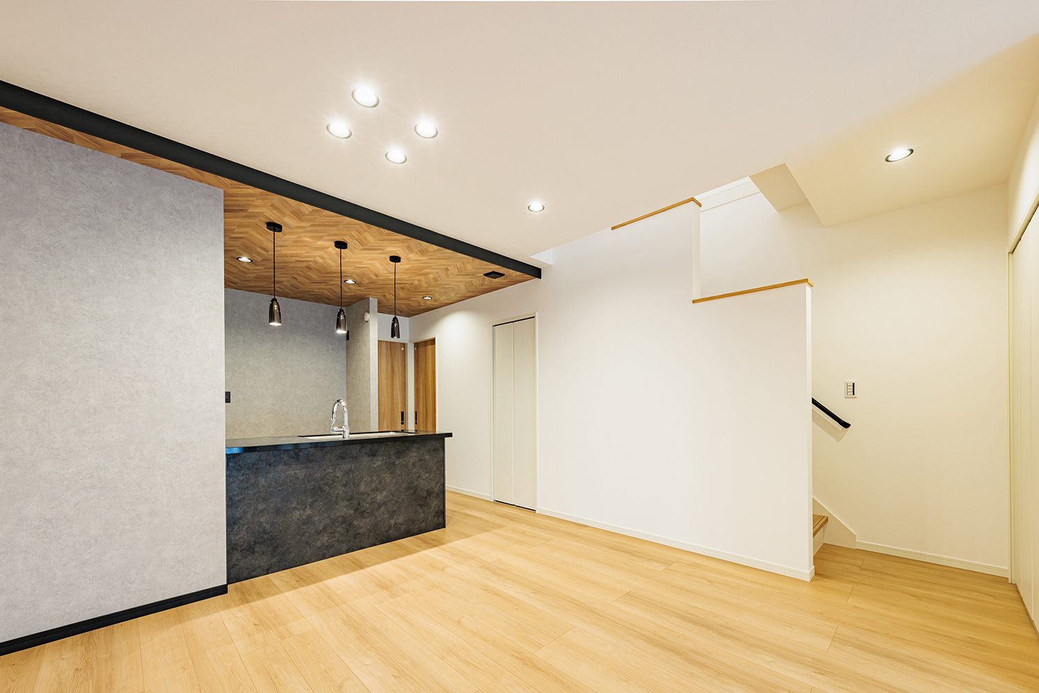 T-3／吹抜け階段が、帖数以上の開放感を創り出すリビング。階段下収納も確保し、広さと暮らしやすさを両立しました。