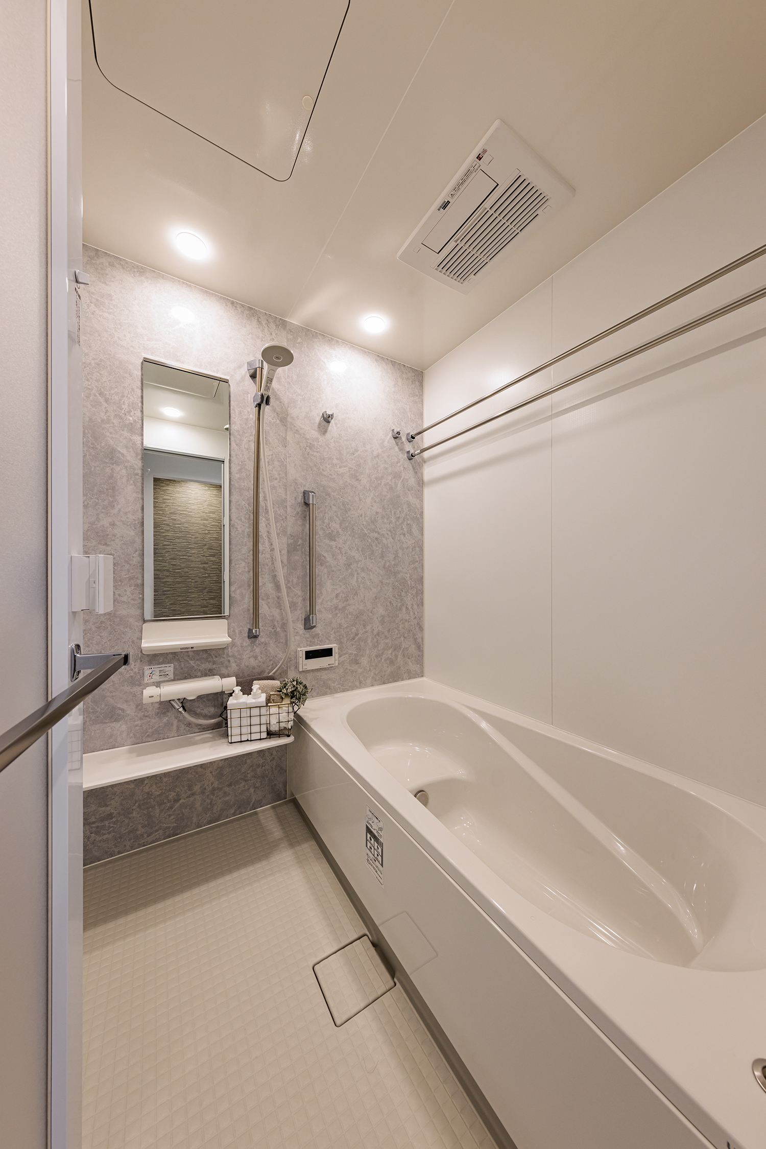 T-2／心地よい入浴を叶えてくれる広々浴槽は、半身浴も楽しめます。浴室暖房付きなので、寒い季節でも快適に。