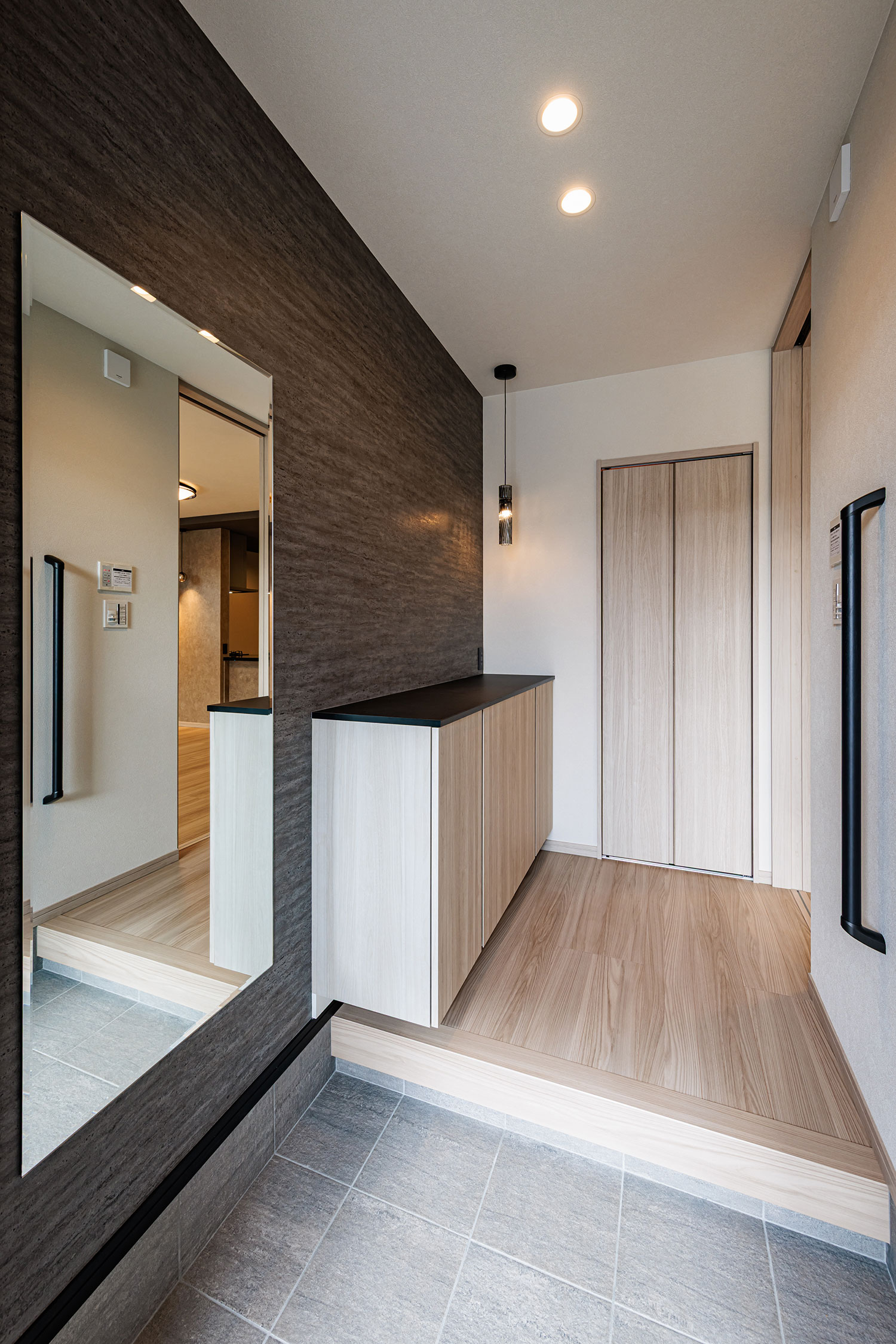 T-3／T玄関にはアウトドアグッズの収納などマルチに使える物入れを設置。暮らしを優しく見守ります。