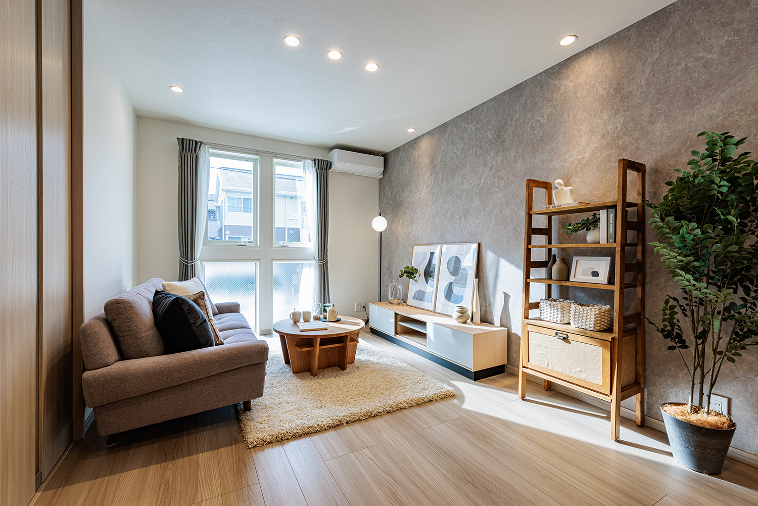 T-2／壁一面に広がるアクセントウォールが、LDK空間の主役に。