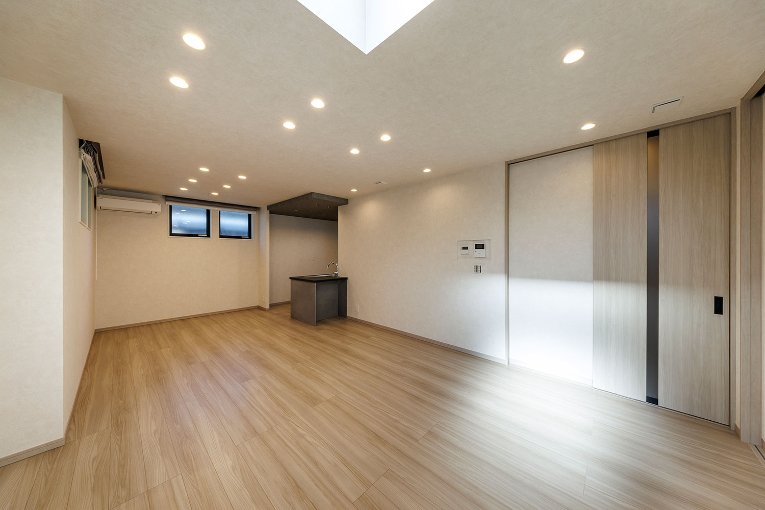 T-2/天然木の素材感を表現したフローリングは、凹み傷や擦り傷に強い高耐久仕様。床暖房が装備されています。