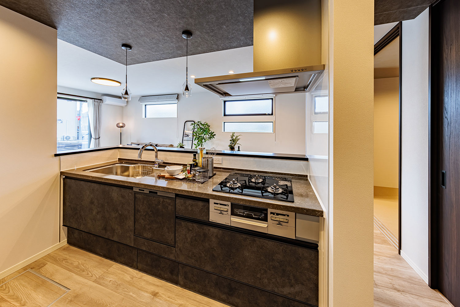 T-1／クリナップのキッチンワークトップにはフィオレストーン。水晶を主成分とし、傷や熱に強く美しさが持続。