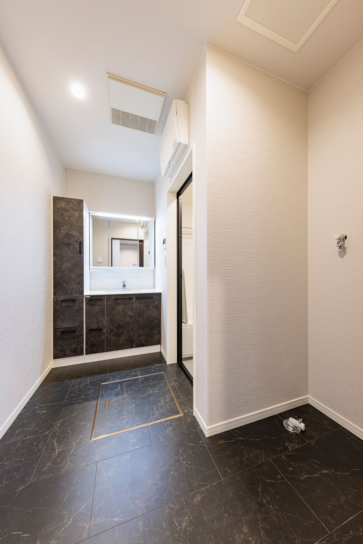 T-4/サイドキャビネットで収納力をもたせ、スッキリとした水回りを実現!広々スペースだから脱衣もスムーズ。