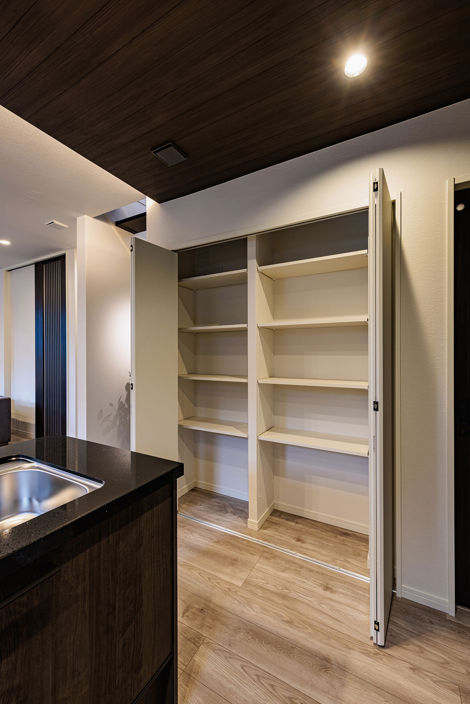 T-3／階段傍に設けた収納は、パントリーとしても大活躍！住空間がスッキリと整う便利で使い勝手の良い収納です。