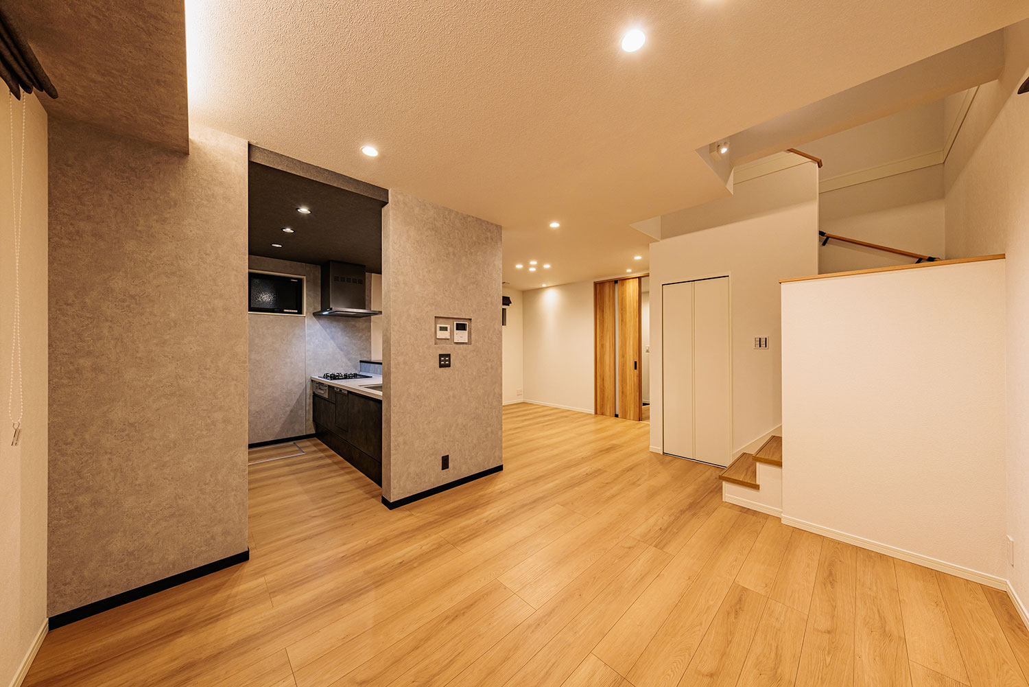 T-2／夜間リビングダイニング