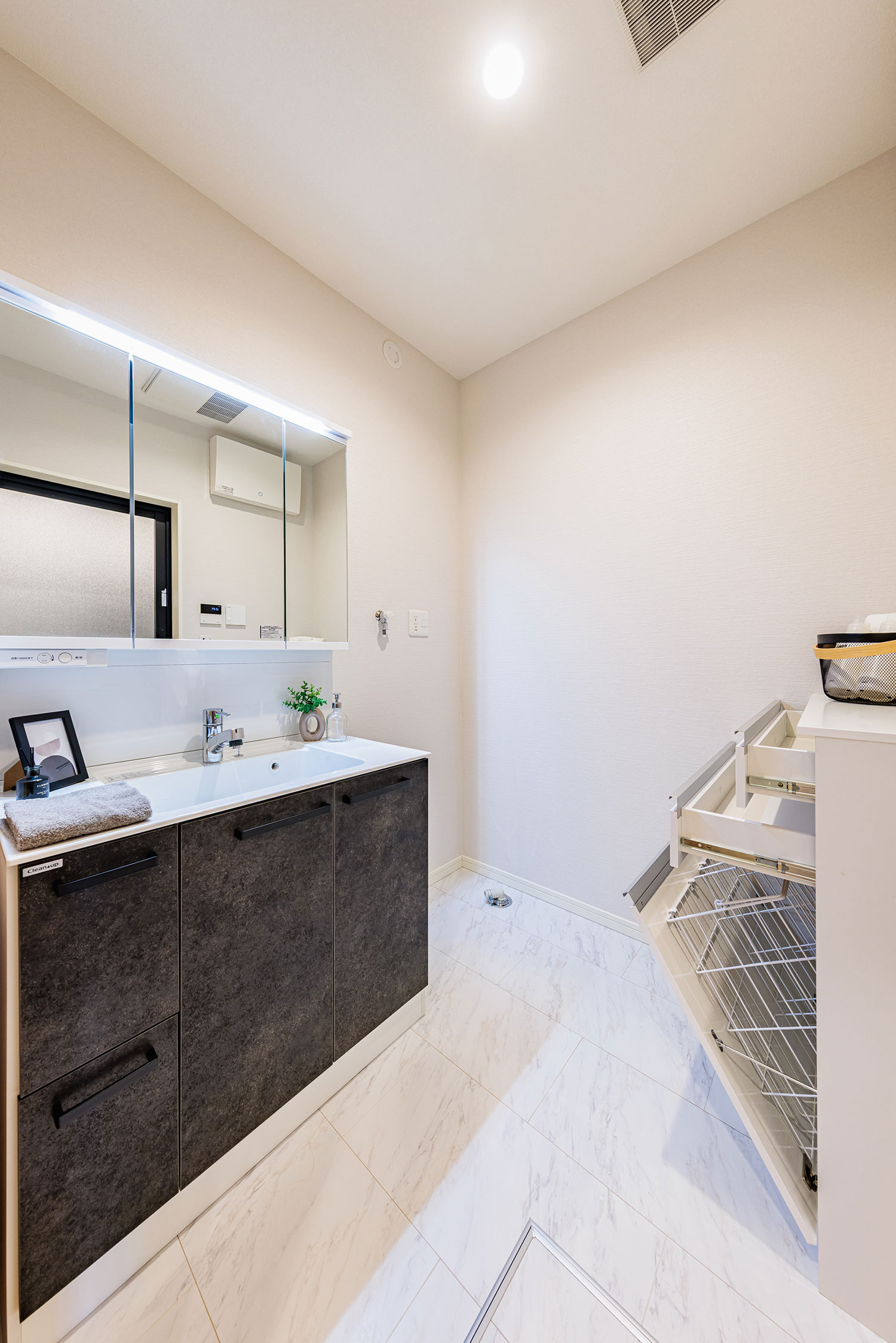 T-2/洗面室にはワイドな洗面台や洗濯機置き場を確保し、ゆとりあるスペースではスムーズな脱衣が叶います。