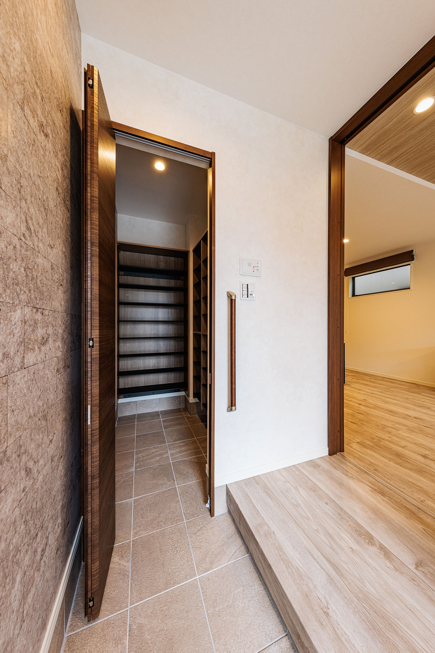 T-3／玄関横に奥行きのあるSICを設け、靴や小物だけでなくベビーカー、アウトドア用品までまとめて収納。