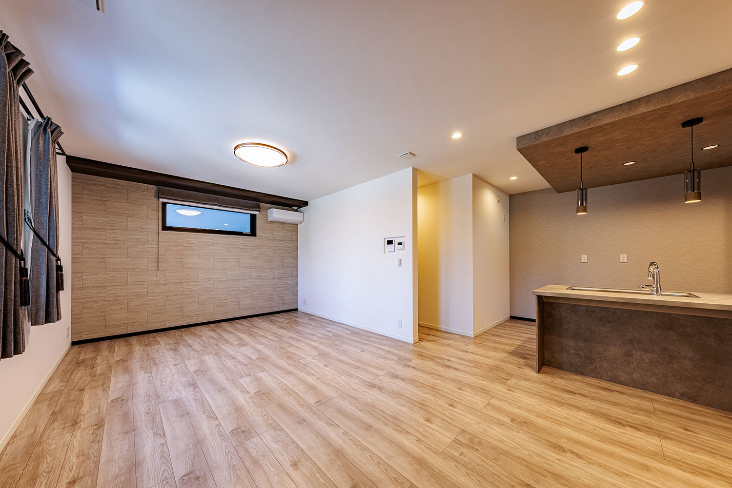 T-3／マッドオークのフローリングがシンプルモダンな空間を演出。20.0帖のLDKはお好きなレイアウトで演出可能。