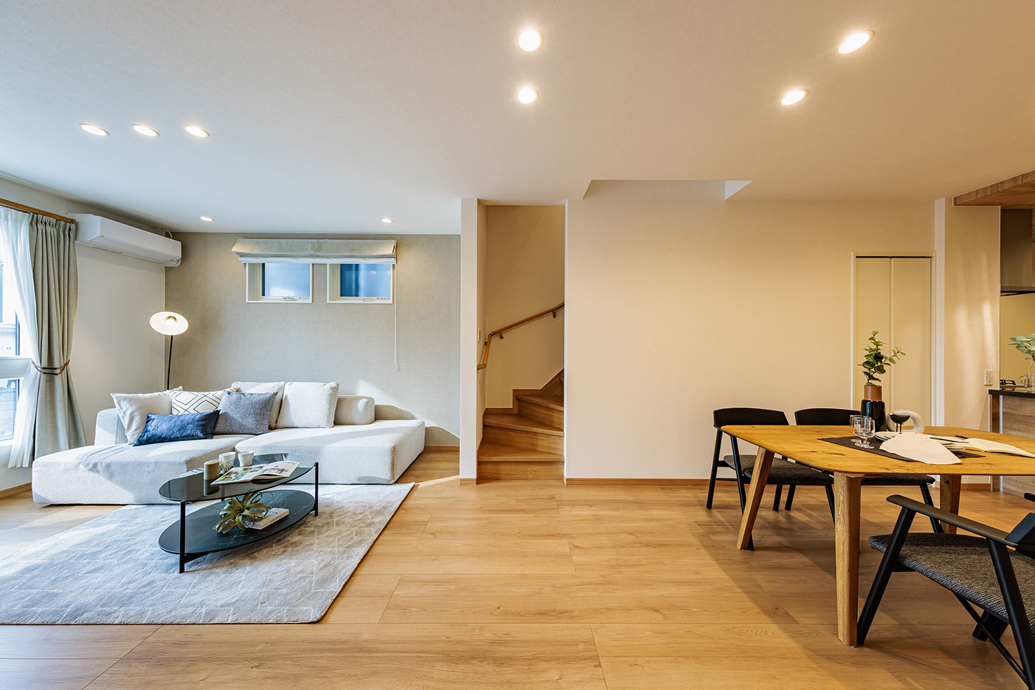 T-3/20.7帖超の広々とした空間をより広く見せてくれる明るいトーンで、自然と心も軽やかに。