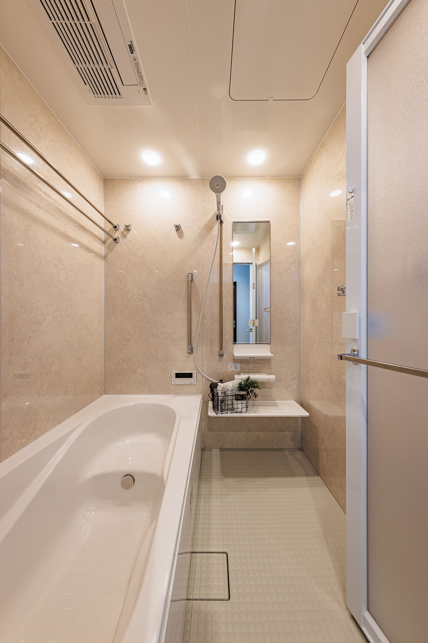 T-2／機能的なカウンターはお掃除もしやすく、いつでも清潔。毎日の暮らしを支える、頼もしいバスルームです。