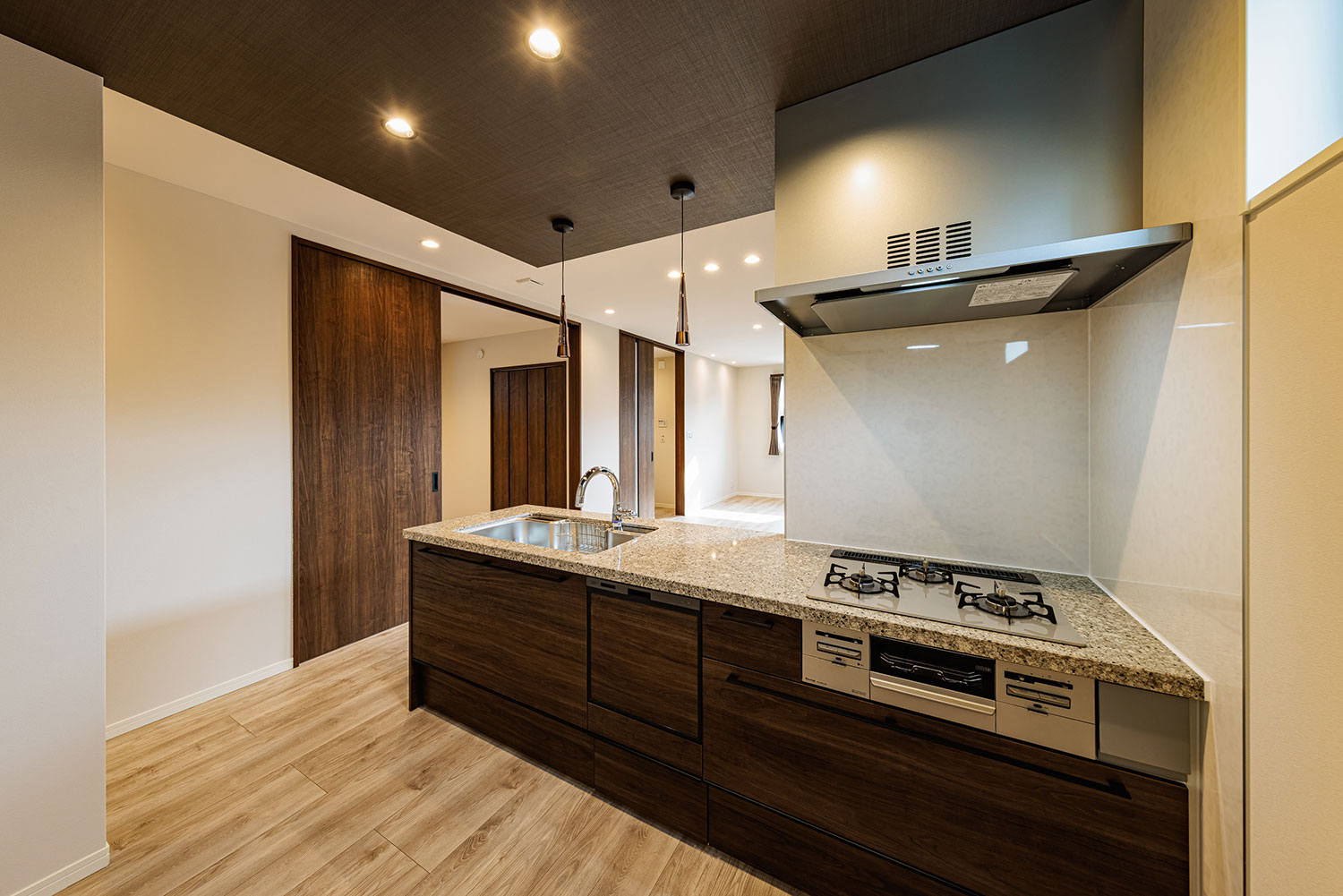 T-1/クリナップの対面フラットキッチンは、緻密で不規則な模様が特徴のフィオレストーンをワークトップに使用。