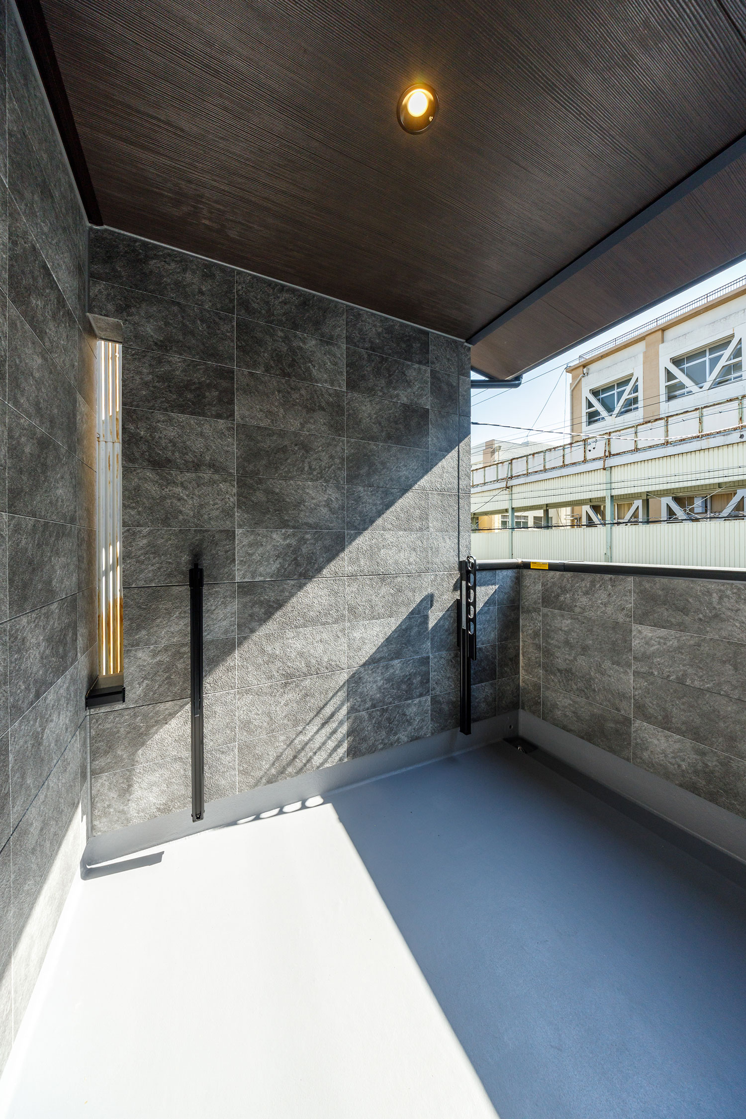 T-2／雨の日も安心のインナーバルコニーは、椅子やテーブルをセットして憩いのひと時が過ごせる空間にも。