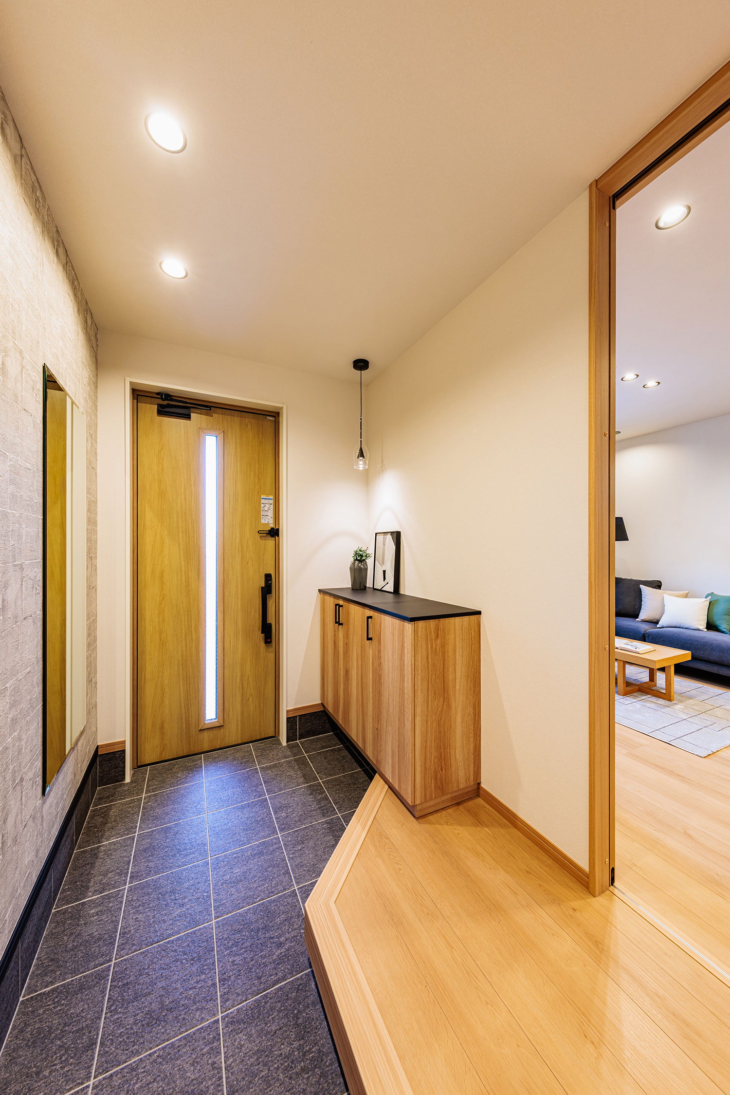 T-2/玄関は明るめのカラーでまとめ、天然石調の床タイルとのカラーコントラストが空間を華やかに見せてくれます。