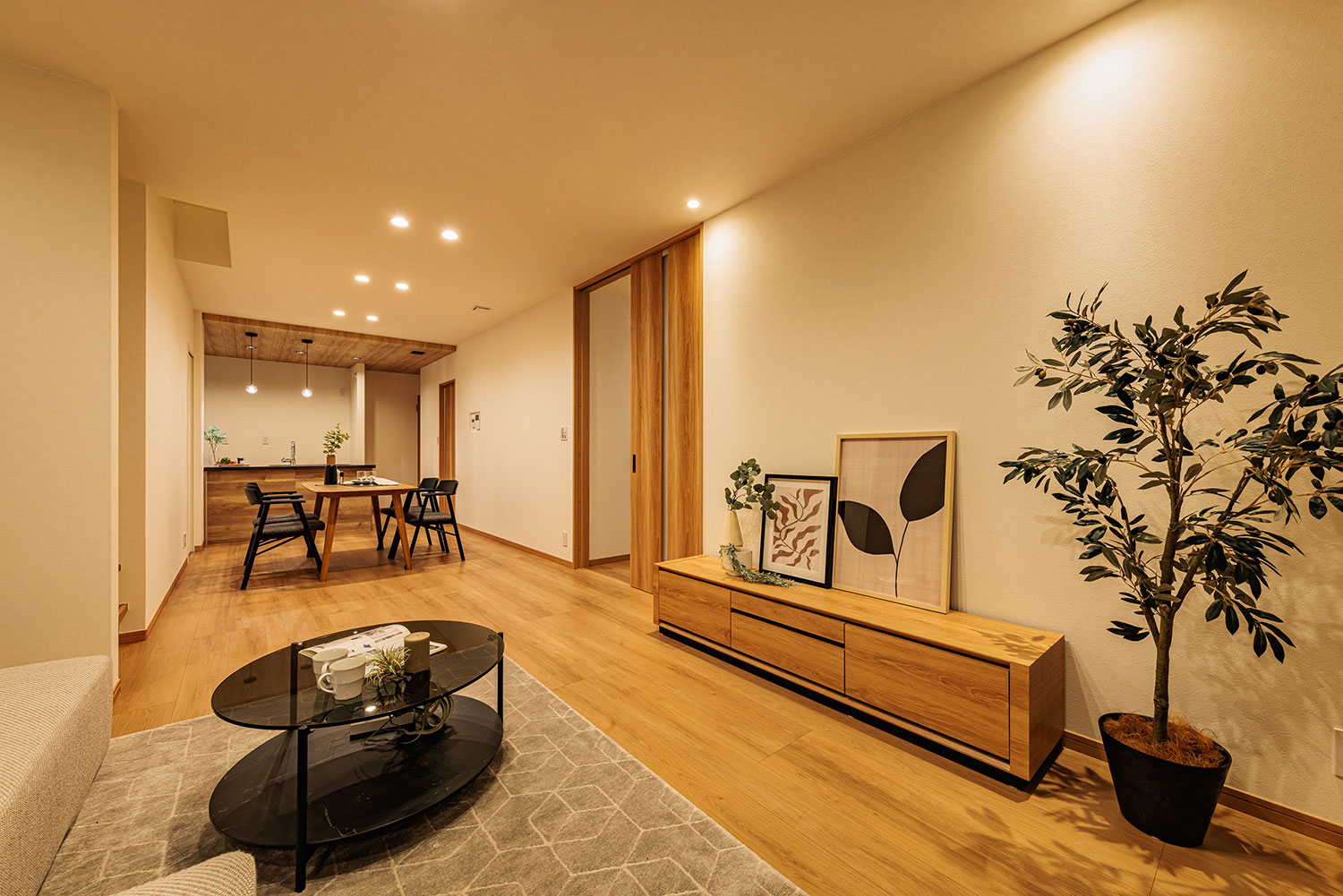 T-3/昼間の明るい開放感とは趣を変え、落ち着いた寛ぎの空間に。おゆったりと疲れを癒やす至福の時間が叶います。