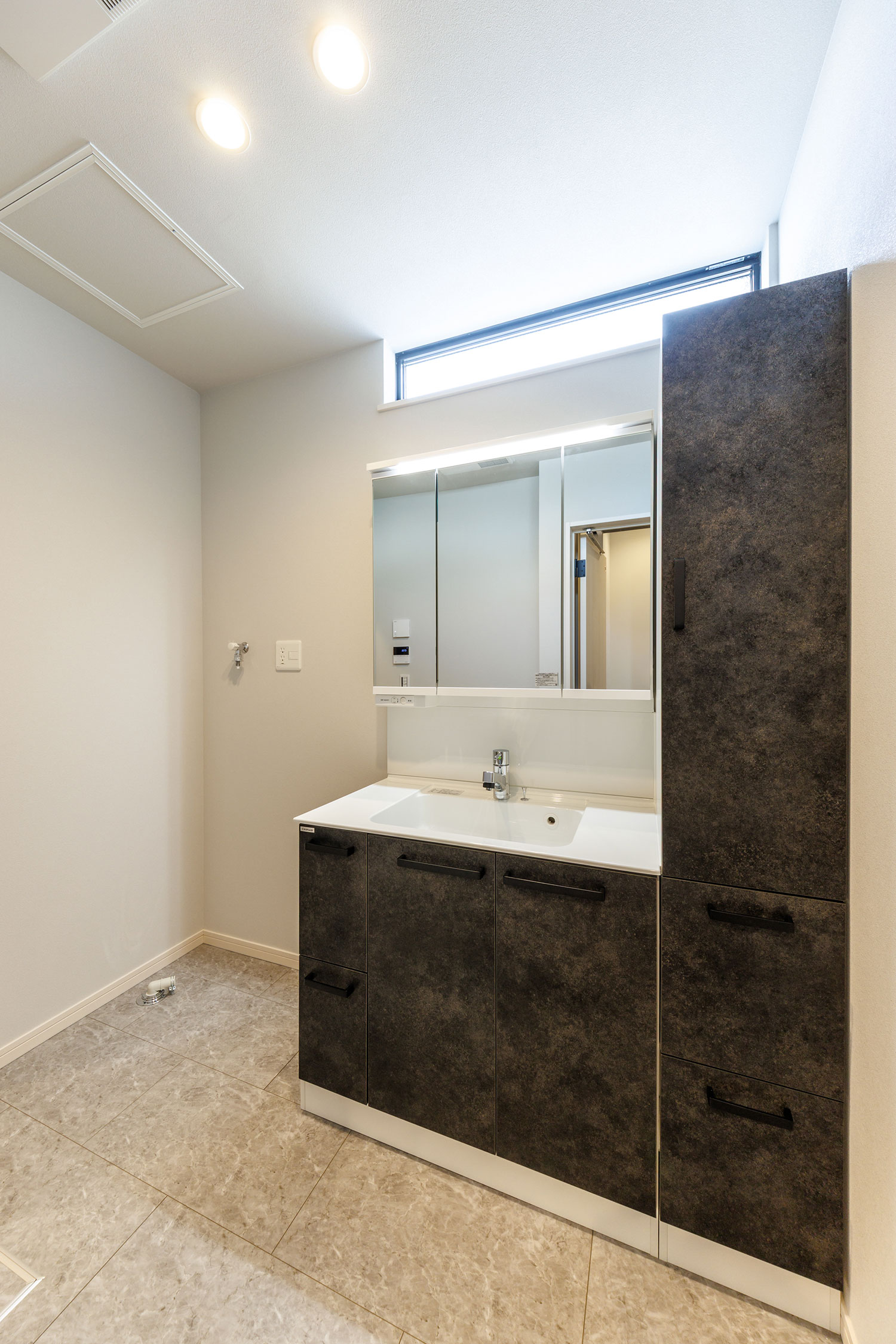 T-1/サイドキャビネット&引き出し収納付き洗面台と床下収納で収納バッチリ!お手入れや掃除の手間が省ける仕様。