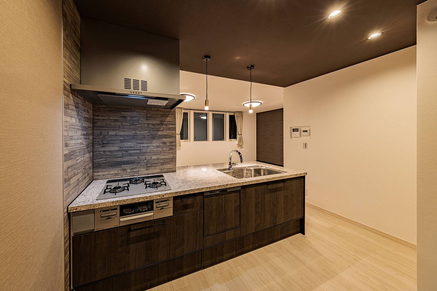 T-2/夜間キッチン