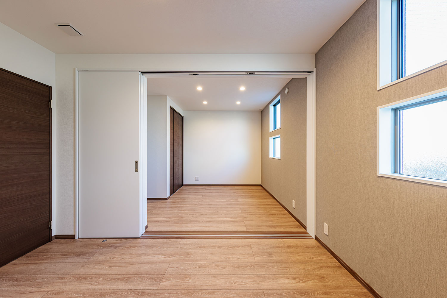 T-2／自分だけの時間に集中できるしっかりとした個室と、目的に応じて広さの調節ができる続間タイプをご用意。