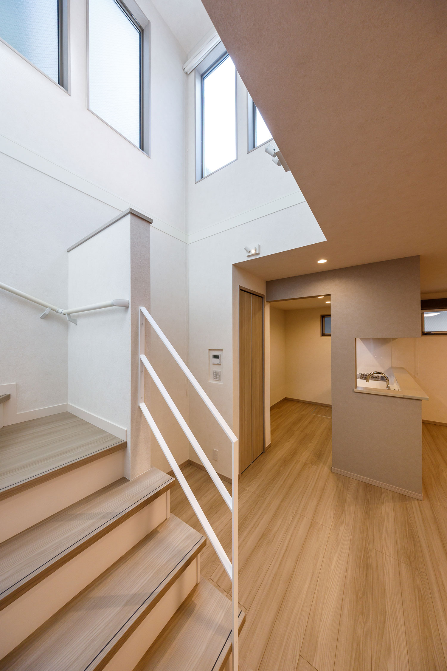 T-1／採光良好、開放的な吹き抜け設計。光を感じられる伸びやかな空間が上質で心地よい暮らしをもたらします。