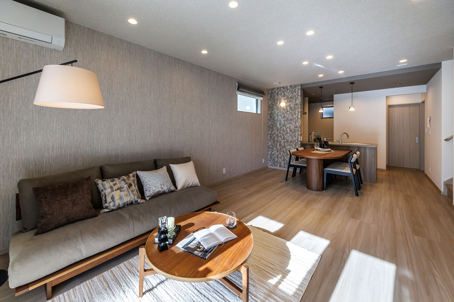 T-1／明るく照らすのはもちろん、スポットライトを当てたような光の演出で家具やインテリアを引き立てます。