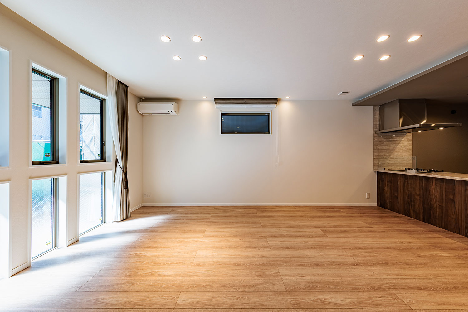 T-1／汚れに強く、傷がつきにくいカフェオーク柄のフローリングは、傷に強く、安心の低VOC仕様です。