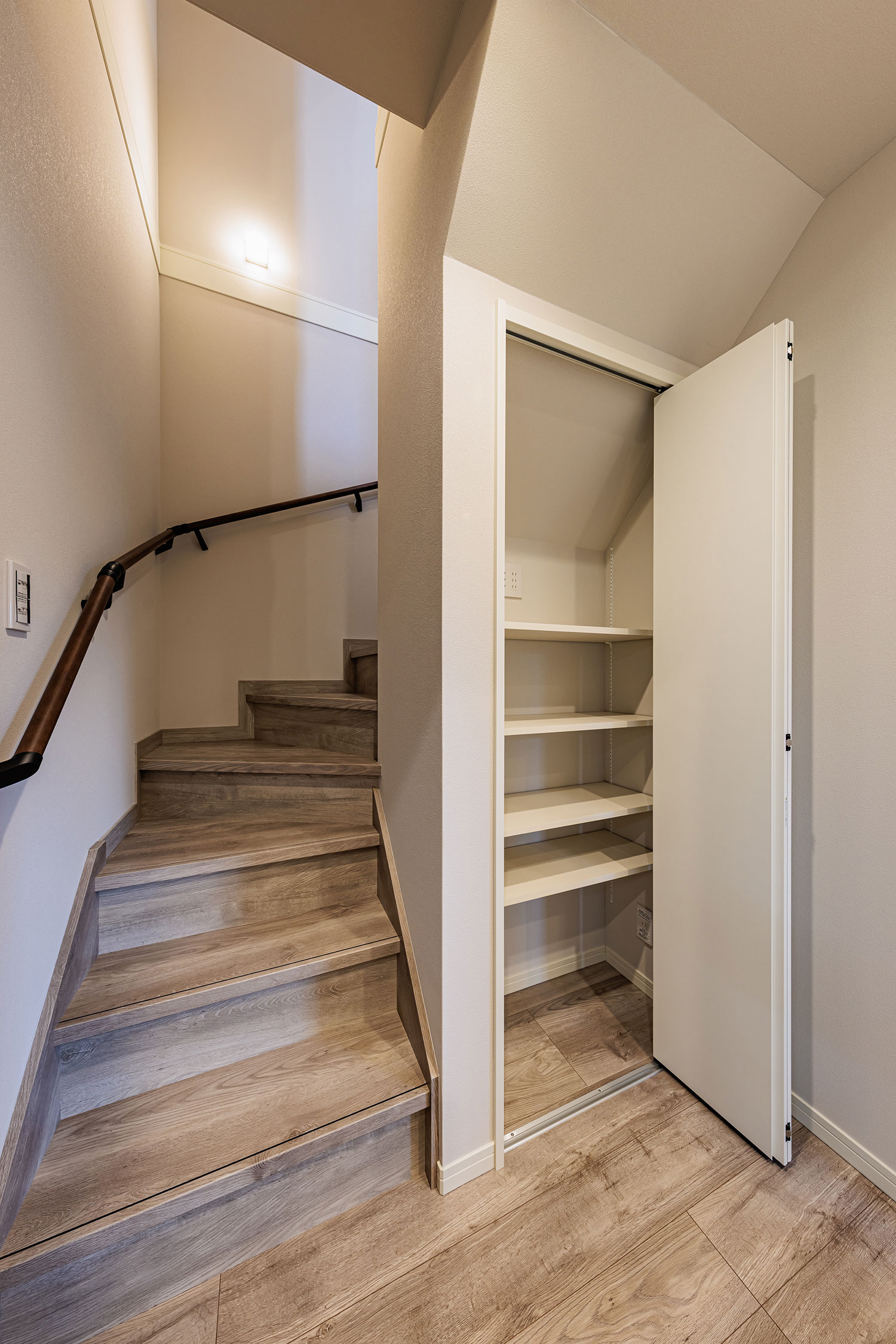 T-1/リビング物入れ