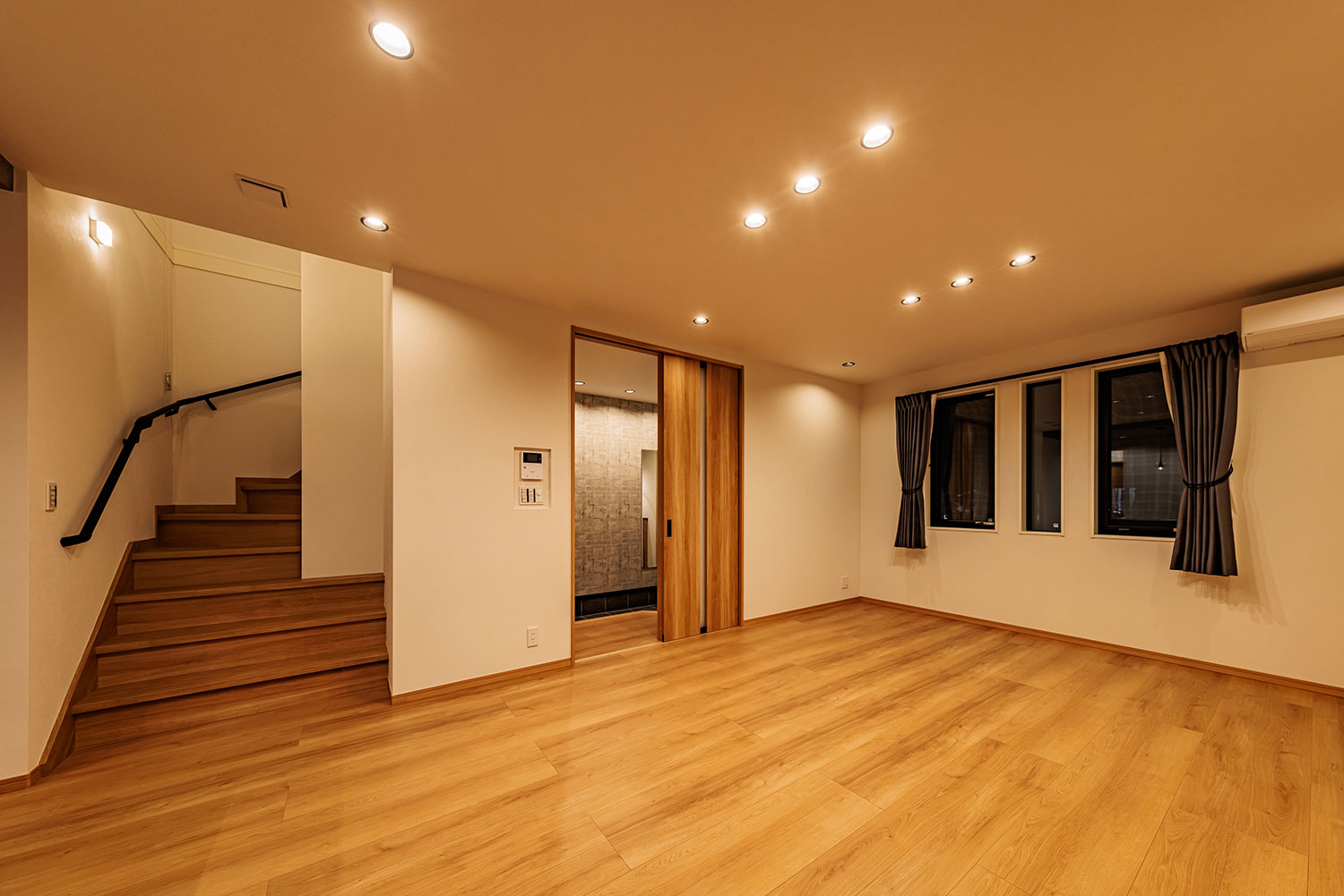 T-2／夜間リビングダイニング