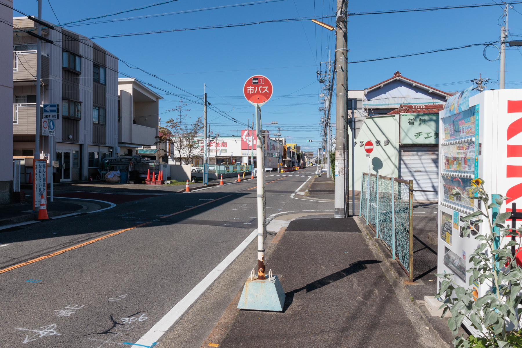 市バス「草薙町」停（地下鉄本陣駅、太閤通駅・名古屋駅行き）　徒歩約1分