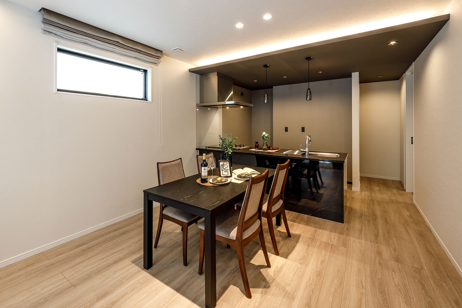 T-2／家族みんなでテーブルを囲む幸せが、忙しい毎日にホッと安らぐ時間を与えてくれます。