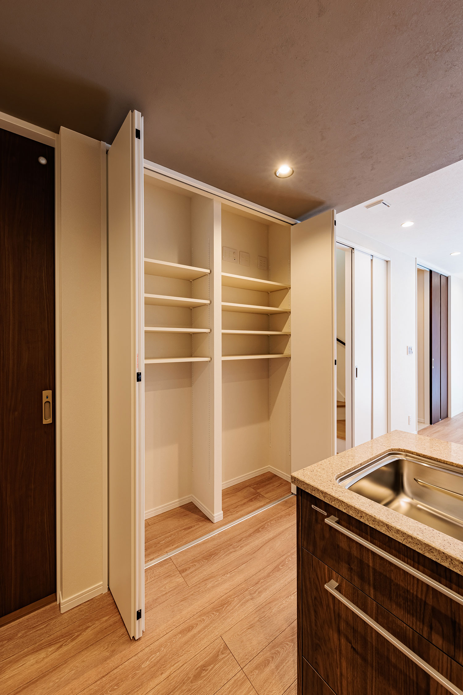 T-1／リビング物入れ