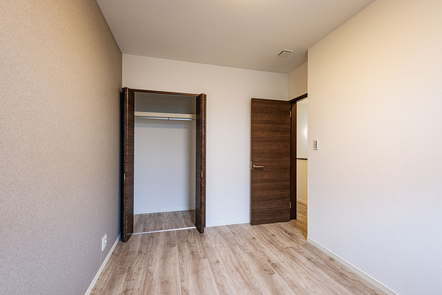 T-3／5.6帖の洋室は、家具配置がしやすいシンプルな間取り。子ども部屋や書斎、在宅ワーク用など幅広く活躍。