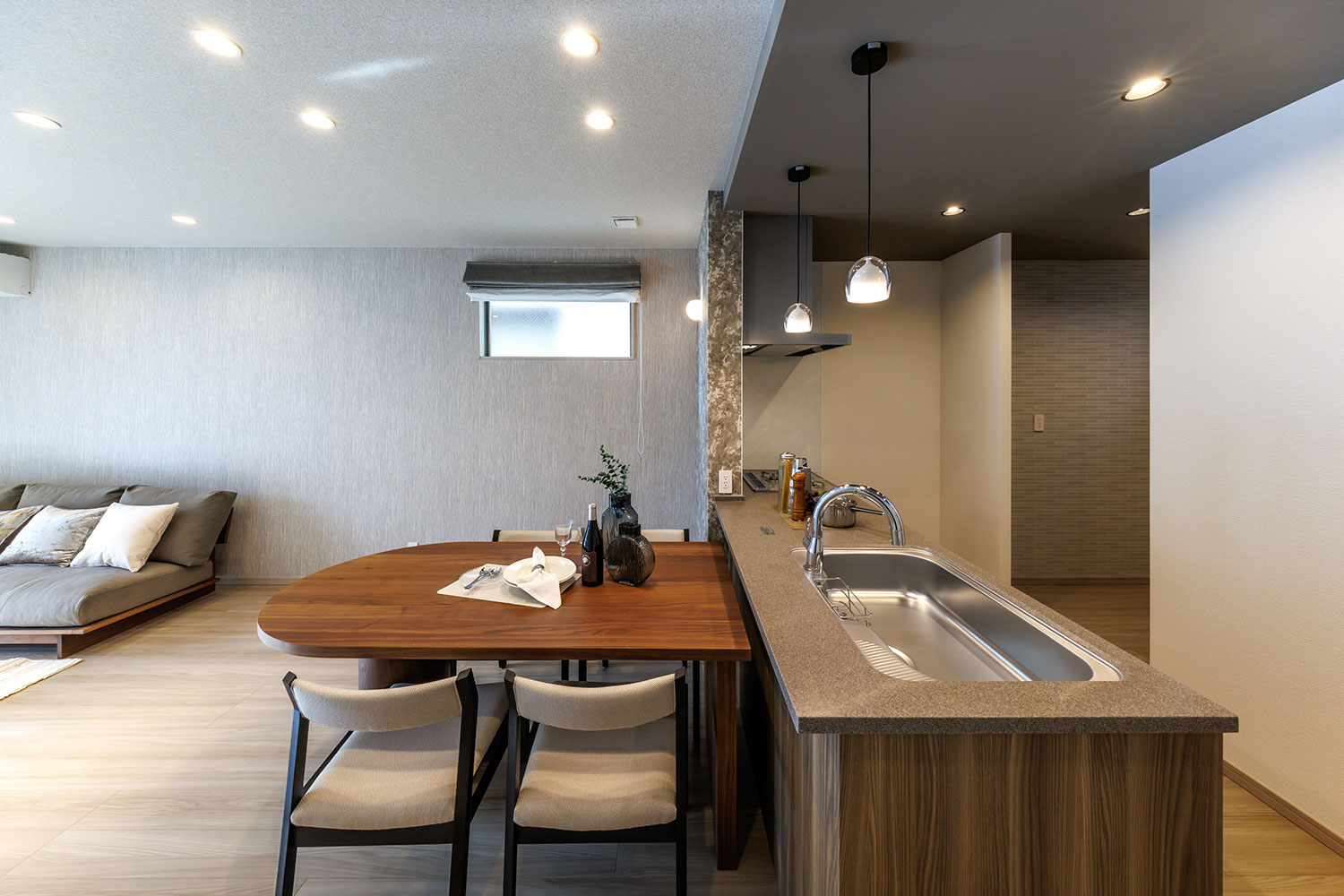 T-1／ファミリータイプのテーブルも配置できる広々空間で、家族が揃う団欒のひと時を心ゆくまで楽しめます。