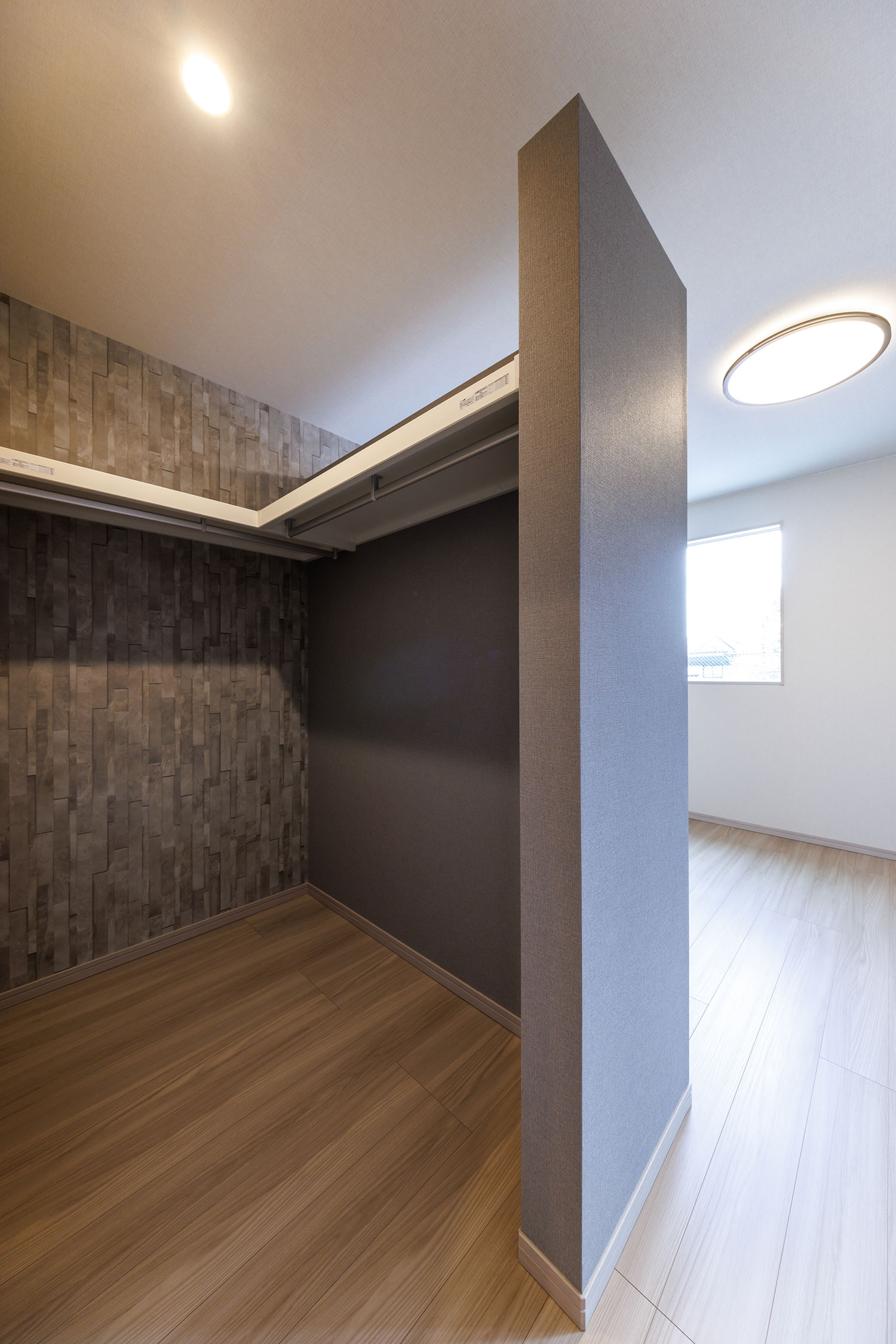 T-1／衣類選びが楽しくなるWIC。シンプルで機能的な配置で、季節ごとの衣替えもスムーズ。