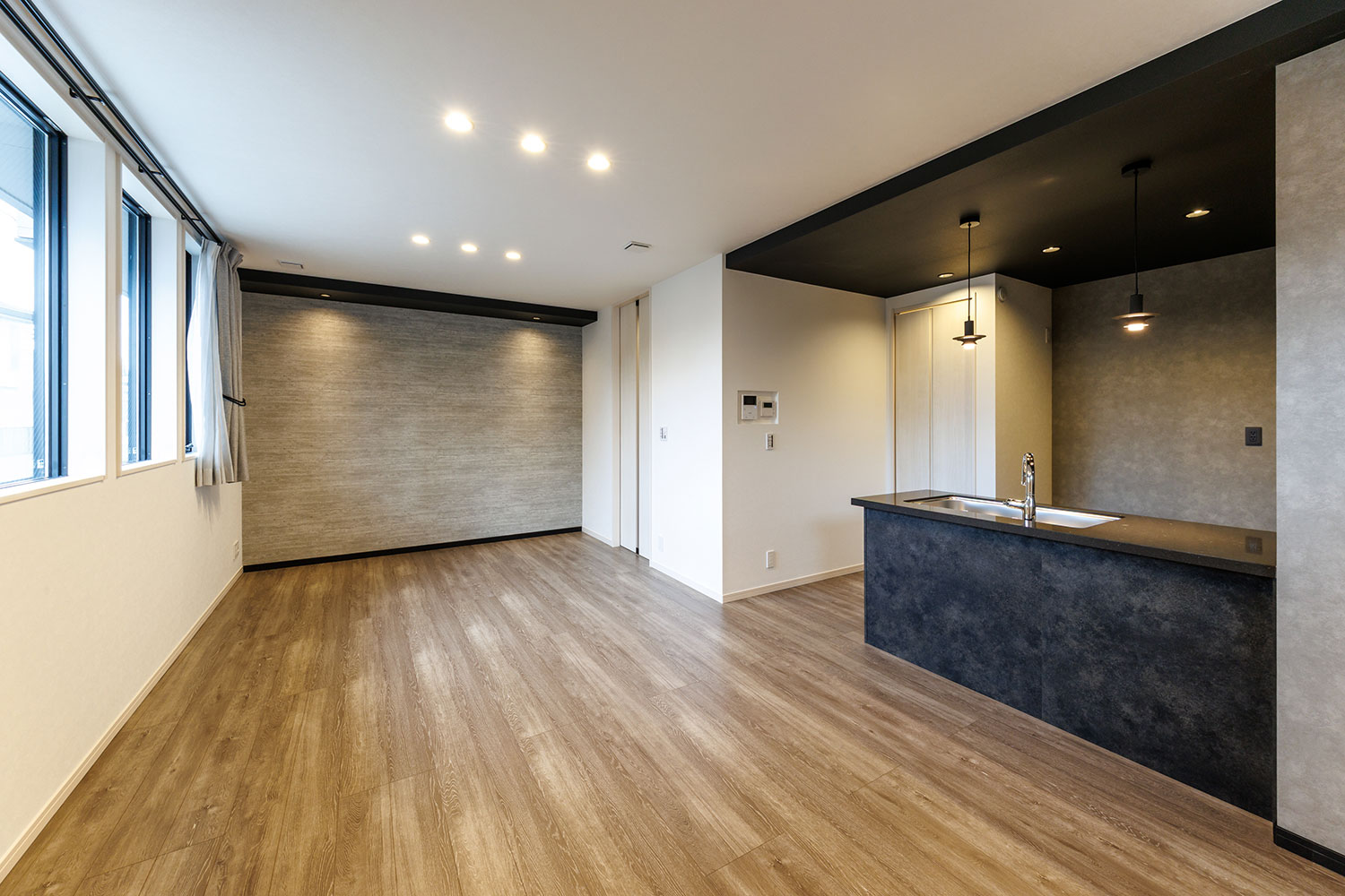 T-1/ライムドオークのフローリングがシック&都会的に演出。間接照明がムード溢れるシアタールームのような空間。