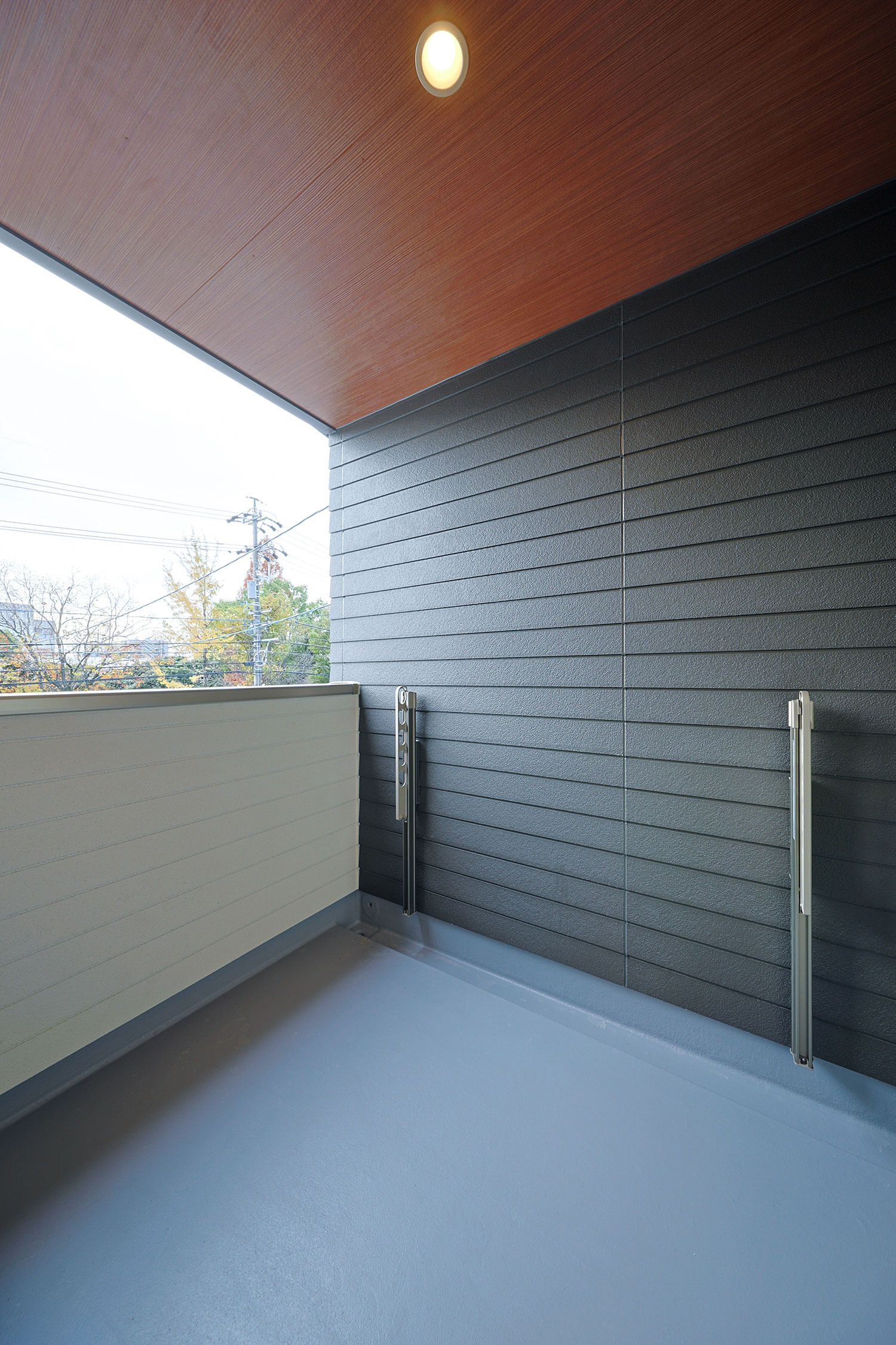 T-1／バルコニーは植物や椅子を置いてプライベート空間としても暮らしに馴染む上品なスペース。