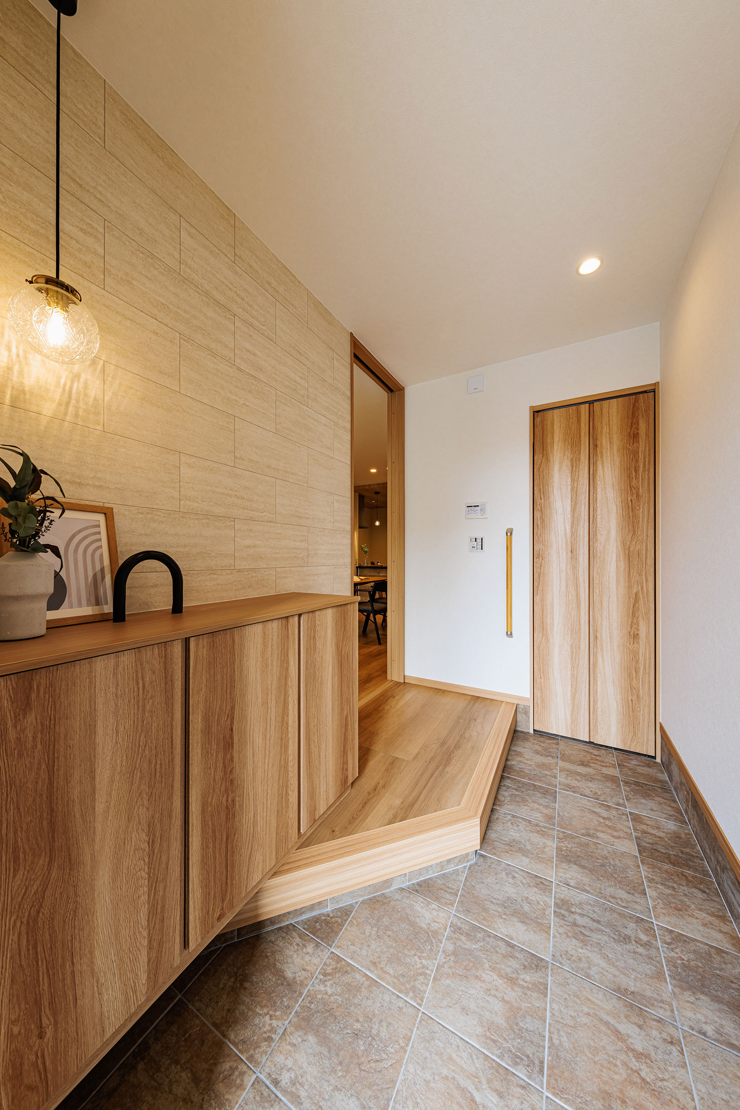 T-3/陰影を美しく浮かび上がらせる、趣のある玄関。帰宅した家族を優しく包み込む、癒やしの空間です。