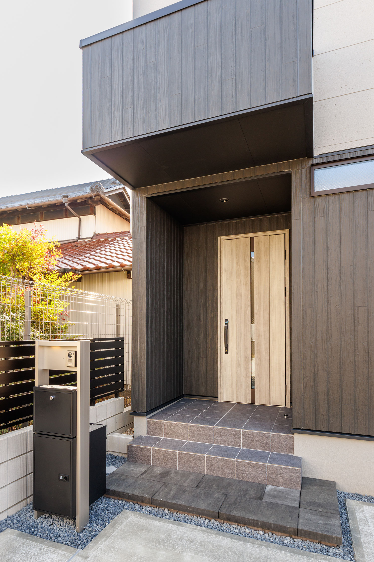 T-1/ポケットKey搭載でリモコンを持っていればハンドルのボタンを押すだけで開閉可能な玄関扉。